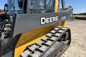 John Deere-323E-2-22