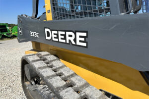 John Deere-323E -6